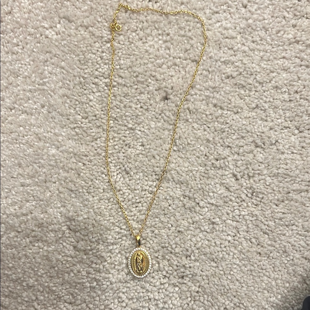 Elegant Gold Pendant Necklace